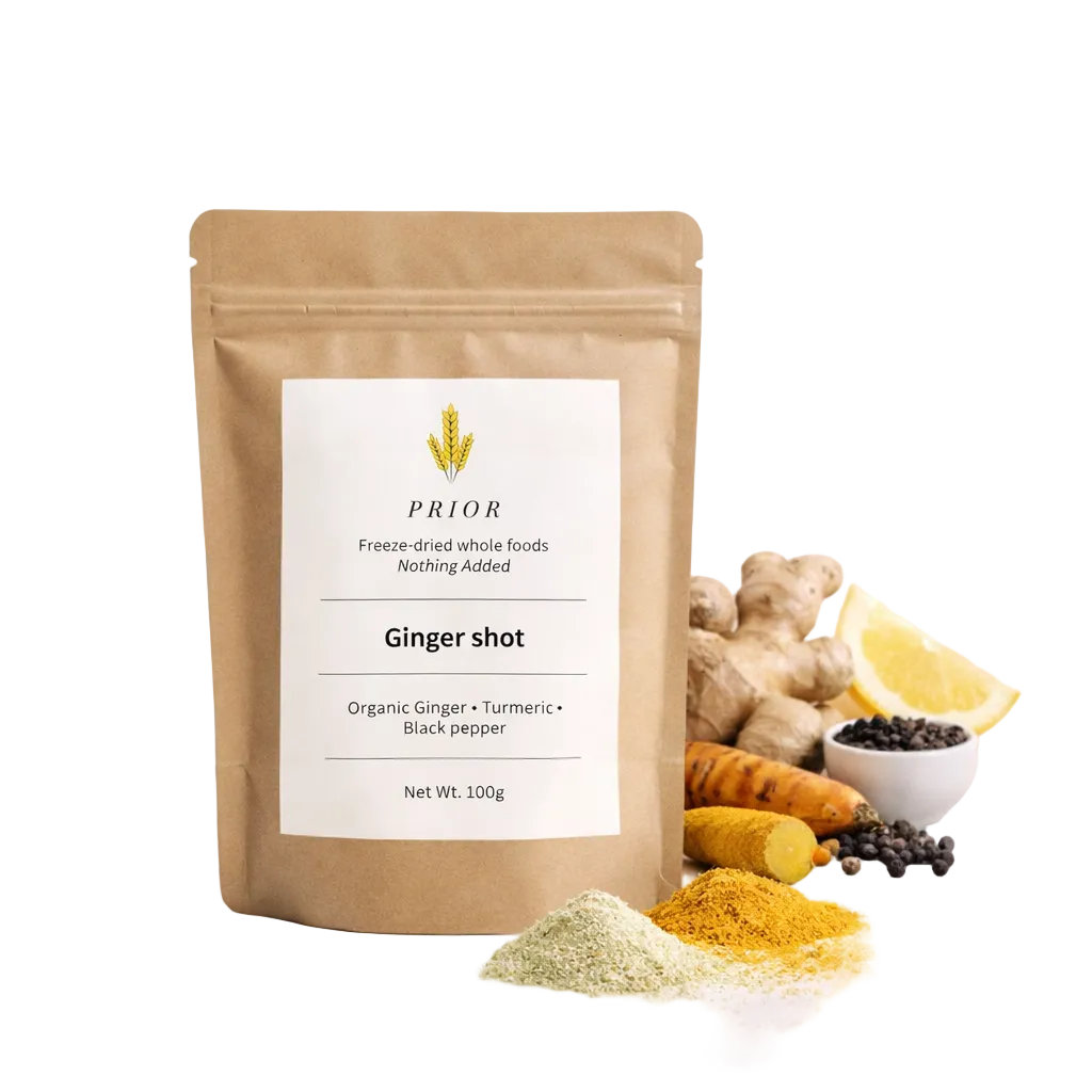 PRIOR Ginger Shot powder next to a large ginger root, half a lemon, fresh turmeric, and a small bowl of black pepper.
PRIOR ingefära Shot -pulver bredvid stor ingefärsrot, en halv citron, färsk gurkmeja och en liten skål med svartpeppar.Ingefärate, gurkmejashot