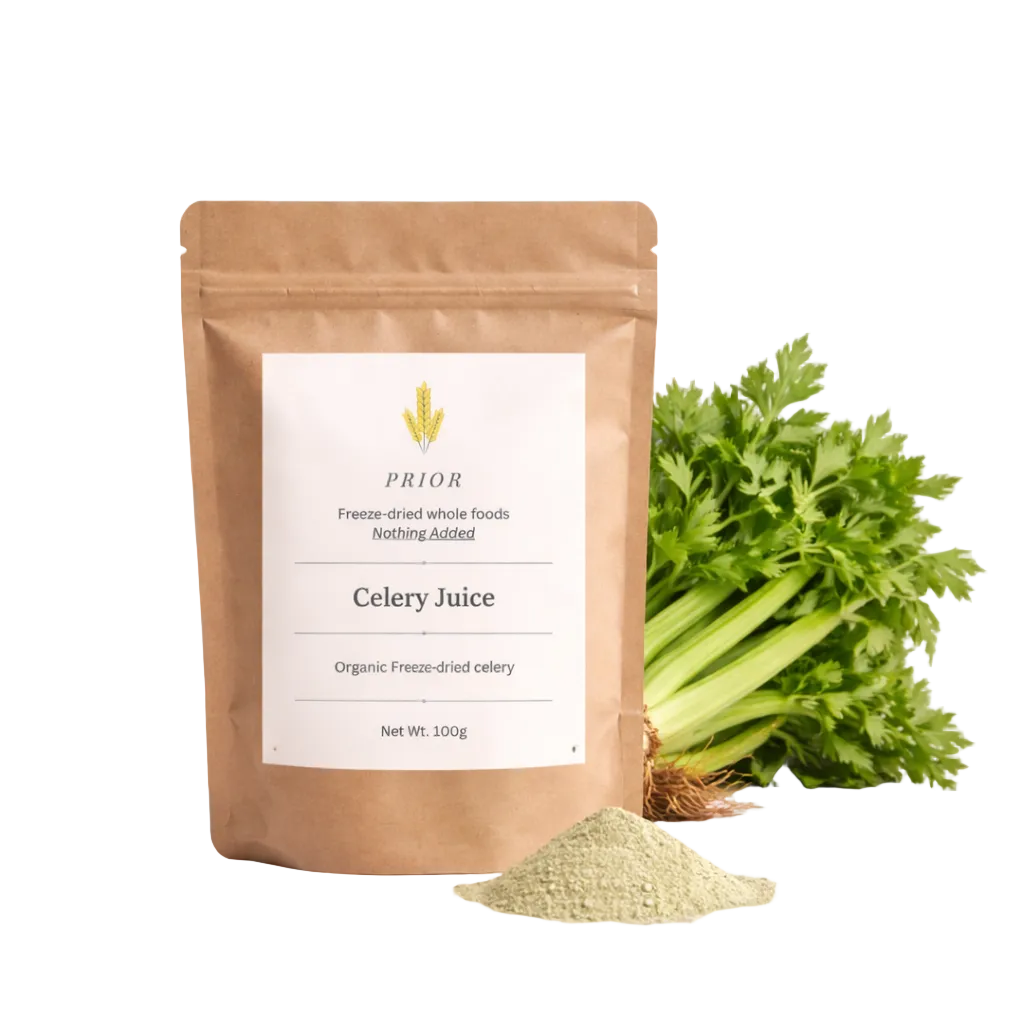 English: PRIOR Pure Celery Juice pouch featuring a large bunch of fresh celery with leaves and roots. Clean and simple design.
Svenska: PRIOR Pure sellerijuice Juice med en stor bukett färsk selleri (med blad och rot). Ren och enkel design.
