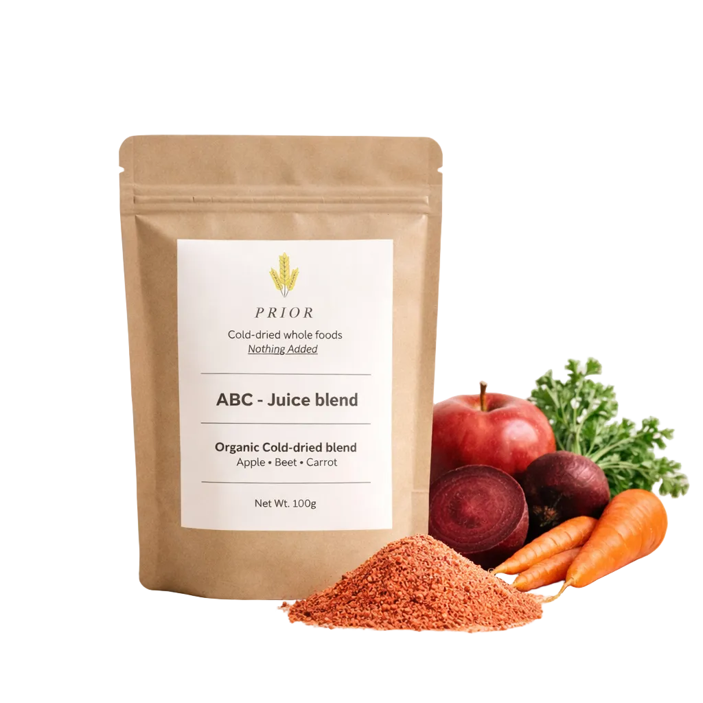 English: PRIOR ABC Juice Blend with a fresh Gala apple, whole and sliced beetroot, and a carrot with green tops.
Svenska: PRIOR ABC Juice Blend med färskt Gala-äpple, hel och skivad rödbeta samt morot med blast. rödbetsjuice