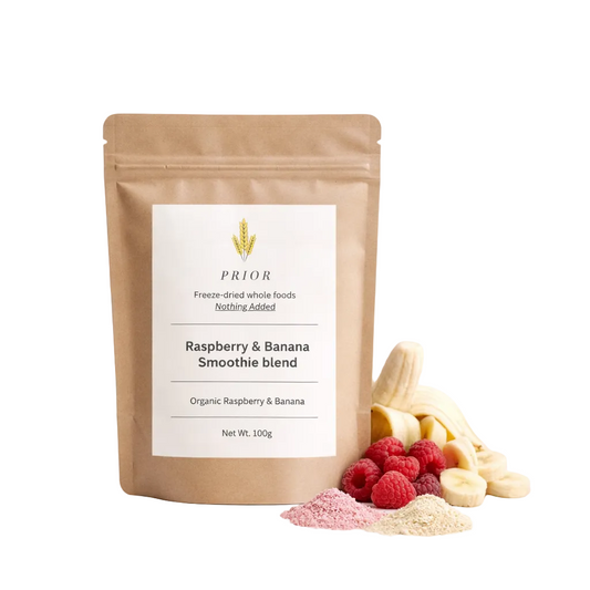 English: PRIOR Raspberry & Banana Smoothie Blend with fresh raspberries and a half-peeled, sliced banana.

Svenska: PRIOR Raspberry & Banana Smoothie Blend med färska hallon och en halvskalad, skivad banan. hallonsmoothie, hallon & banan smoothie